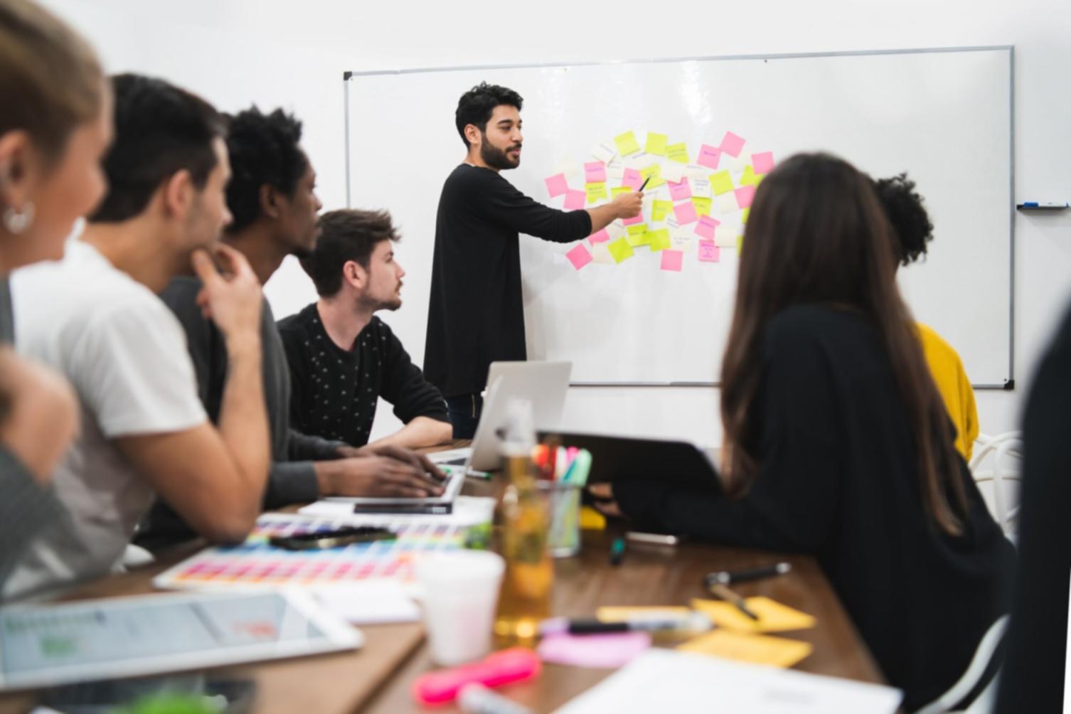 Groupe de personnes travaillant ensemble dans un environnement collaboratif et bienveillant